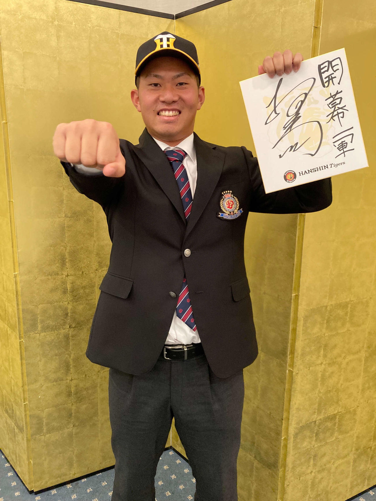 仮契約を結び笑顔をみせる阪神ドラフト3位の桐敷（阪神球団提供）