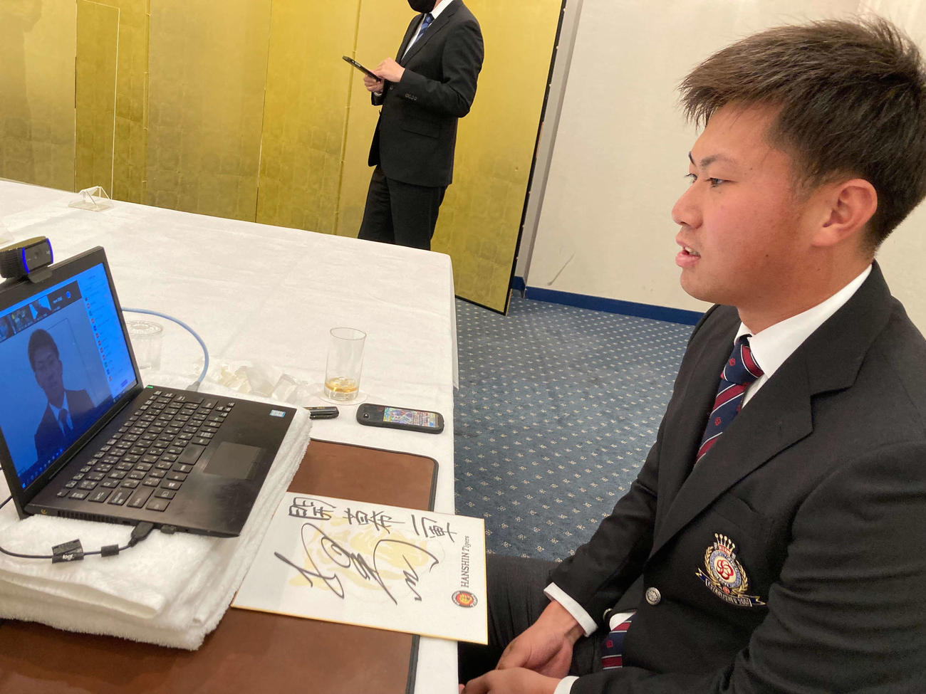 リモートで会見に臨む阪神ドラフト3位の桐敷（阪神球団提供）