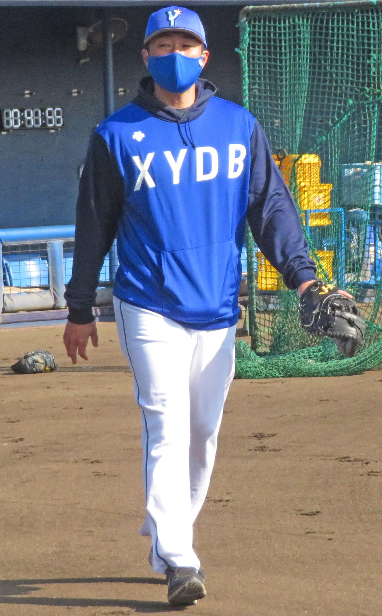DeNAの秋季トレーニングに合流した相川コーチ（撮影・久保賢吾）