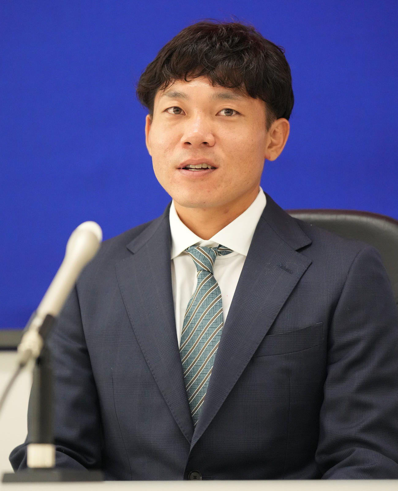 交渉を終え会見する大島（撮影・森本幸一）