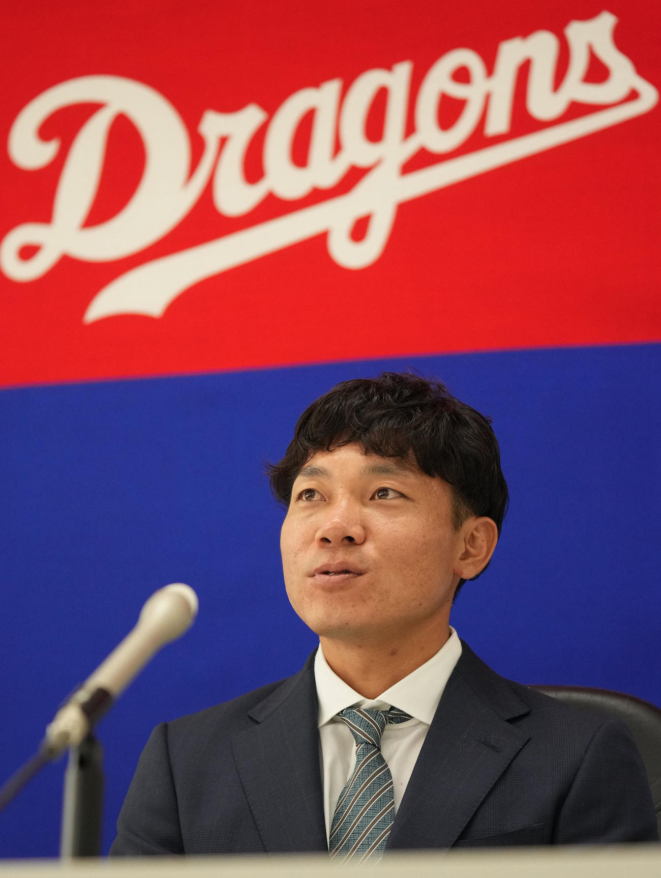 交渉を終え会見する大島（撮影・森本幸一）