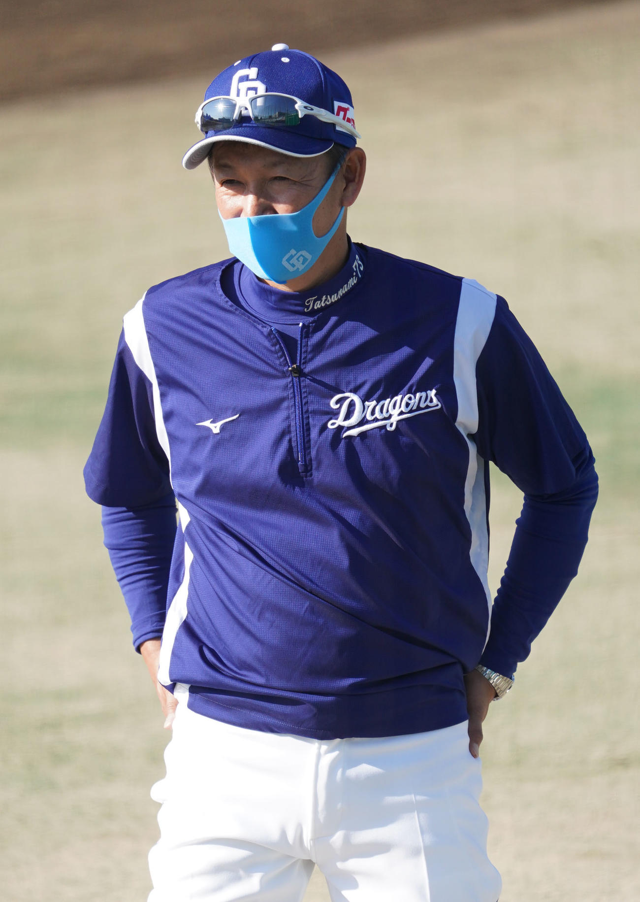中日秋季キャンプ　練習を見つめる立浪監督（撮影・森本幸一）
