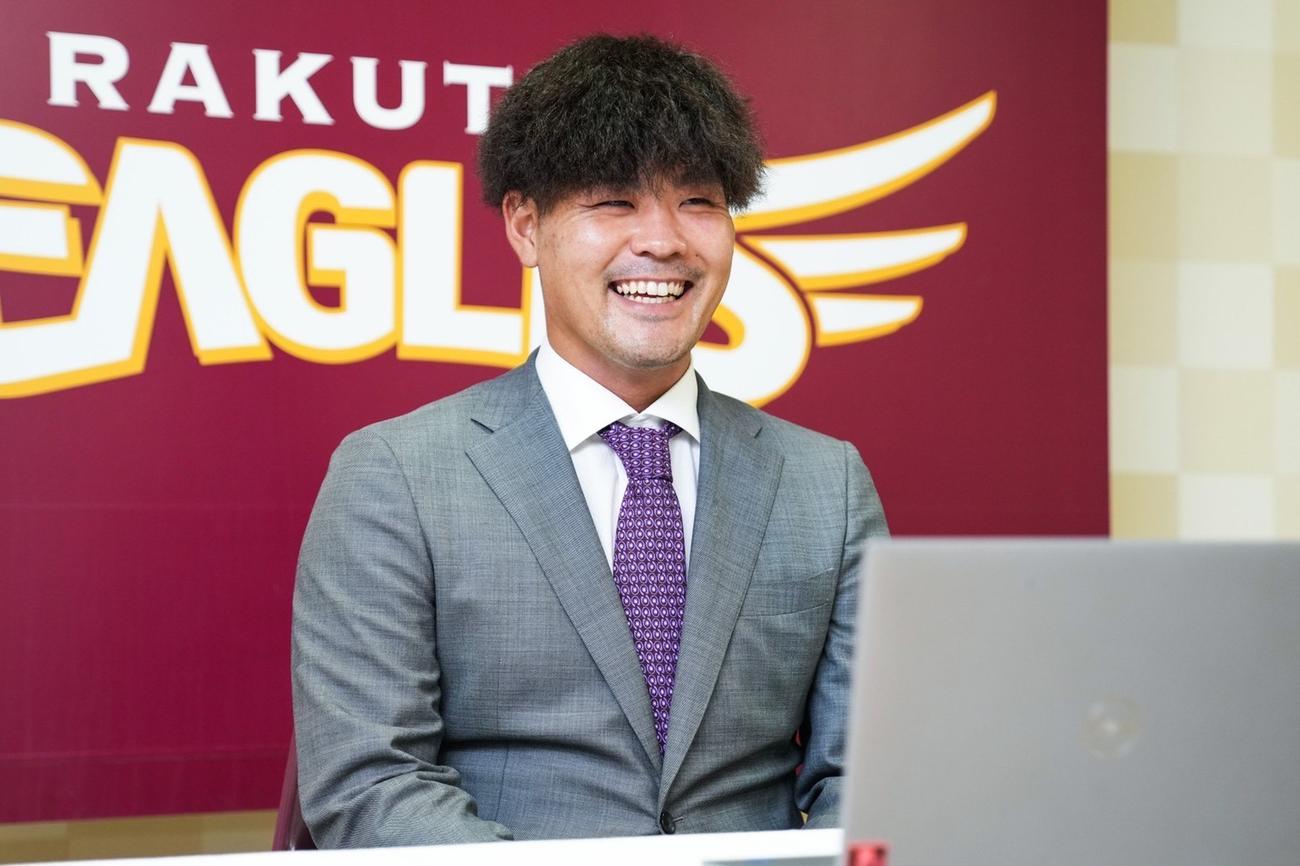 笑顔を見せる楽天内間（球団提供）