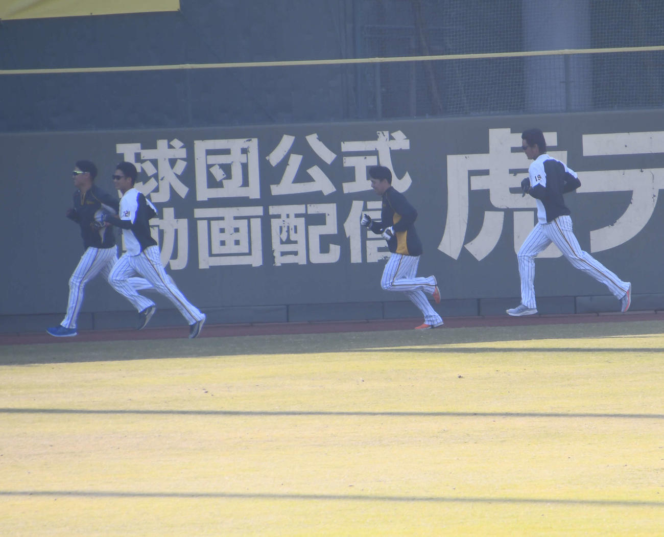 サーキットトレーニングで走り込む阪神藤浪（右）ら（撮影・中野椋）