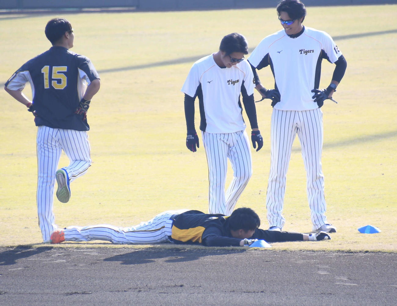 サーキットトレーニングで疲れ果て、倒れ込む阪神馬場（撮影・中野椋）