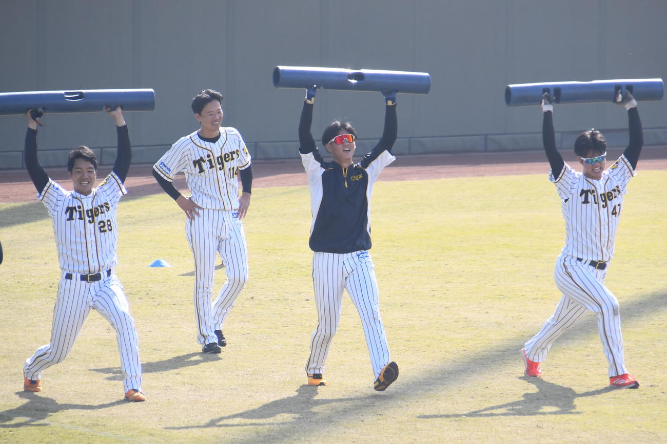 サーキットトレーニングでウォーキングランジを行う阪神及川（右から2番目ら）（撮影・中野椋）
