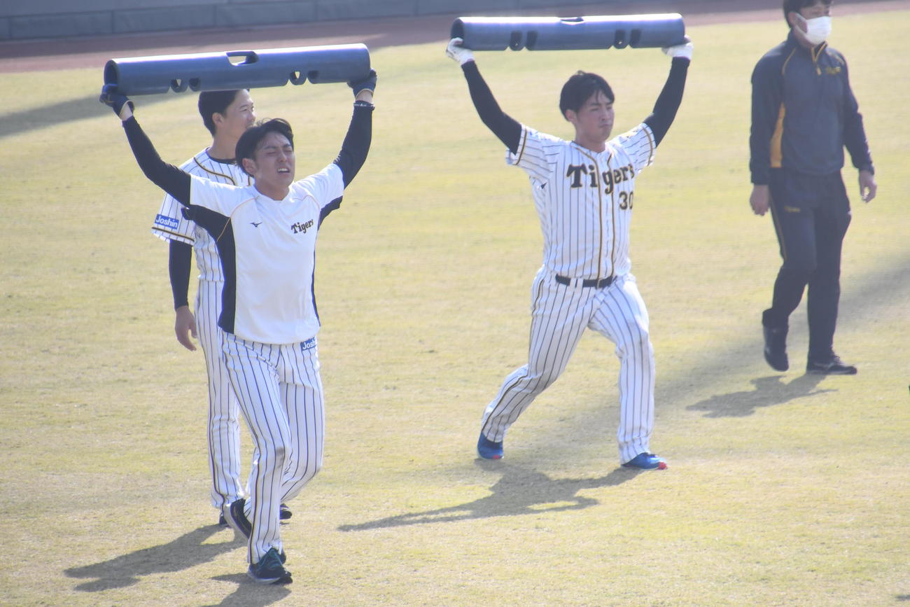 サーキットトレーニングのウォーキングランジを行い、思わず表情がくずれる小川（左）（撮影・中野椋）