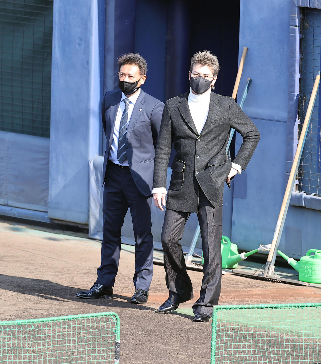鎌ケ谷スタジアムを訪れ練習を見つめる日本ハム新庄監督（右）と林ヘッドコーチ（撮影・垰建太）