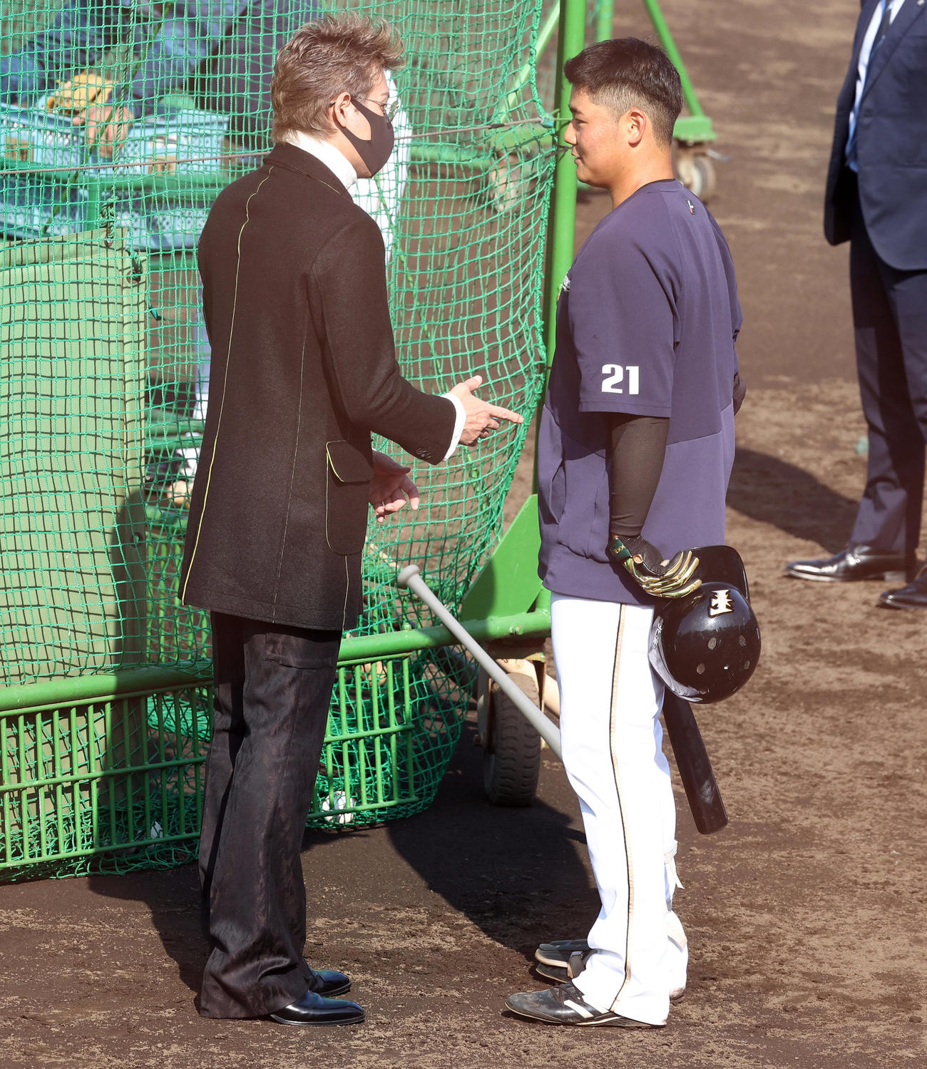 練習を視察に訪れた日本ハム新庄監督（左）は清宮の腹付近を指さし言葉を交わす（撮影・垰建太）