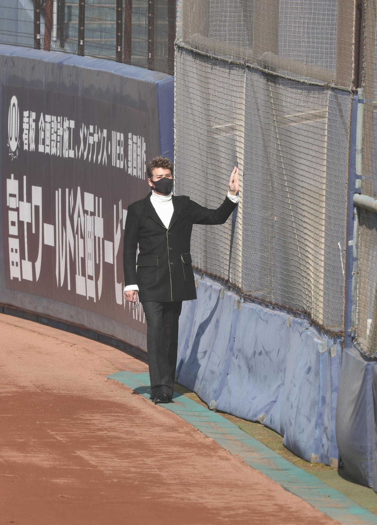 鎌ケ谷スタジアムを訪れ球場を見て回る日本ハム新庄監督（撮影・垰建太）