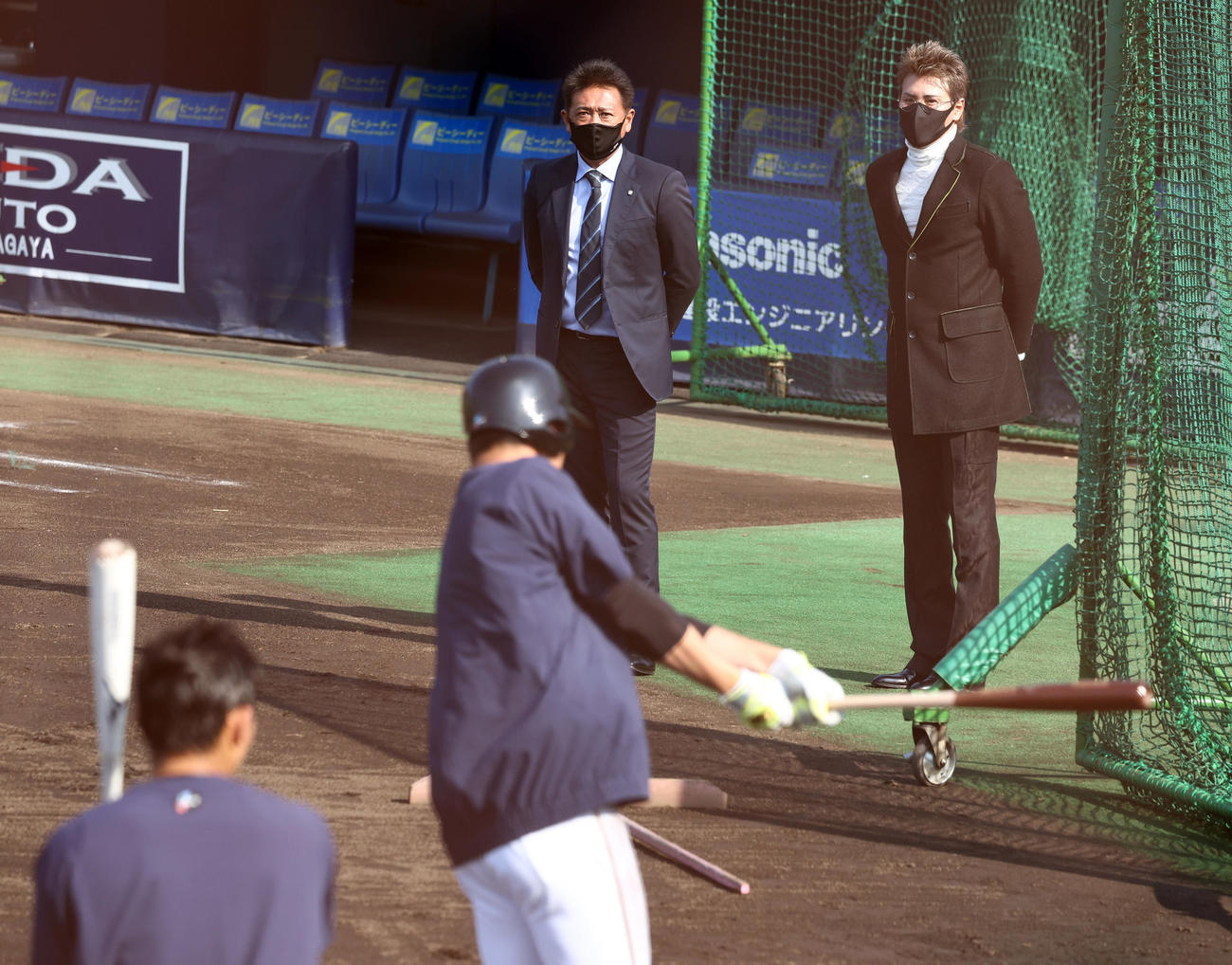 鎌ケ谷スタジアムを訪れ練習を見つめる日本ハム新庄監督（後方右）と林ヘッドコーチ（同左）（撮影・垰建太）