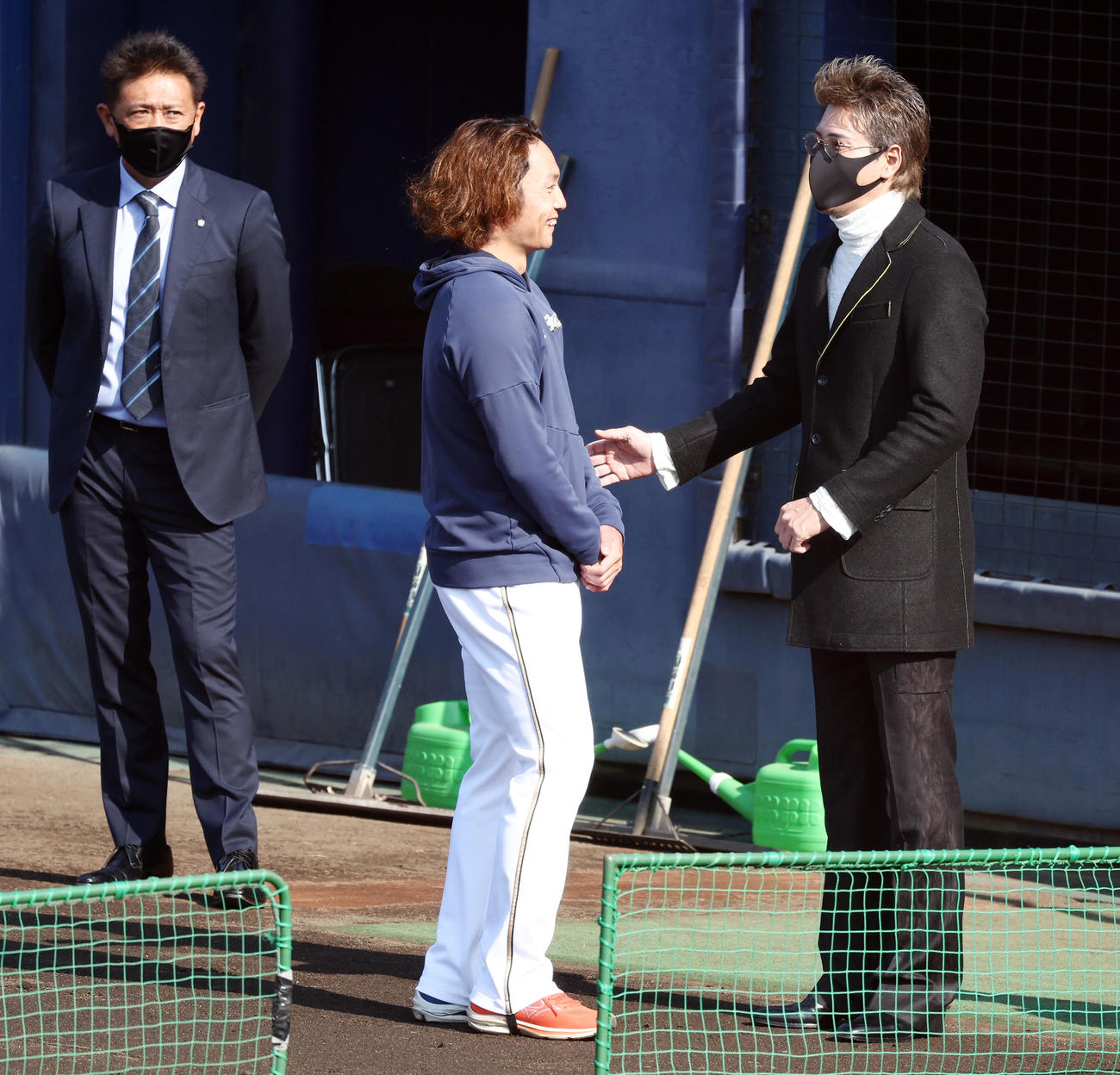 練習を視察に訪れた日本ハム新庄監督（右）に笑顔であいさつする伊藤（中央）（撮影・垰建太）