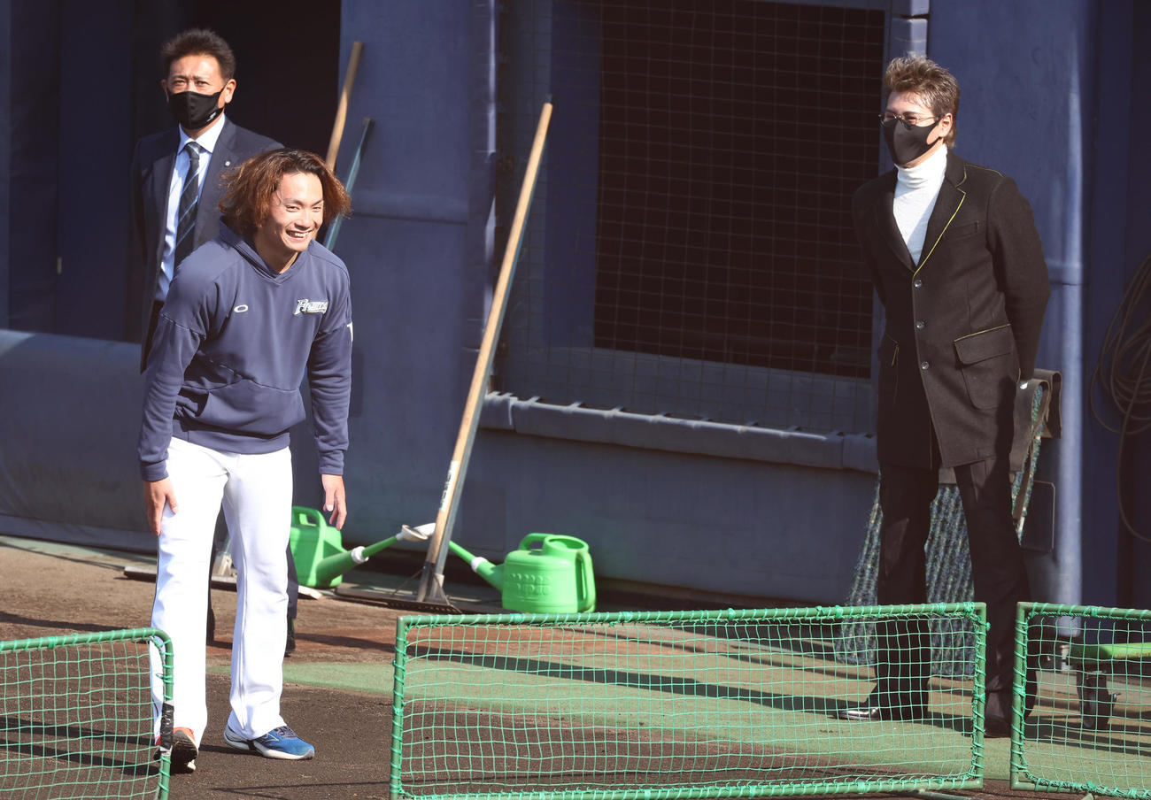 練習を視察に訪れた日本ハム新庄監督（右）にあいさつし笑顔を見せる伊藤（中央）。左は林ヘッドコーチ（撮影・垰建太）