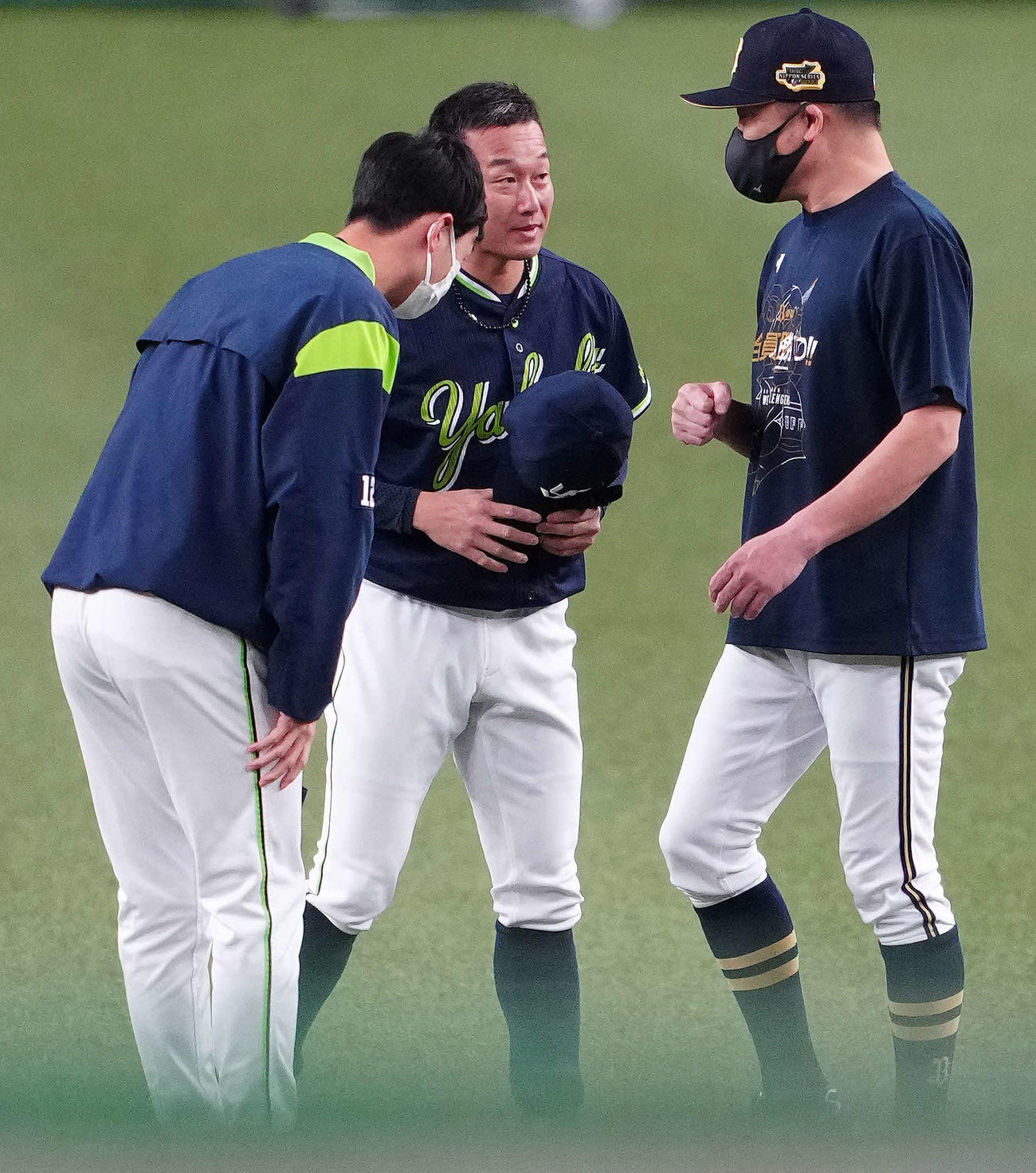 オリックス対ヤクルト　試合前、オリックス中嶋監督（右）にあいさつするヤクルト石川（中央）と石山（撮影・江口和貴）