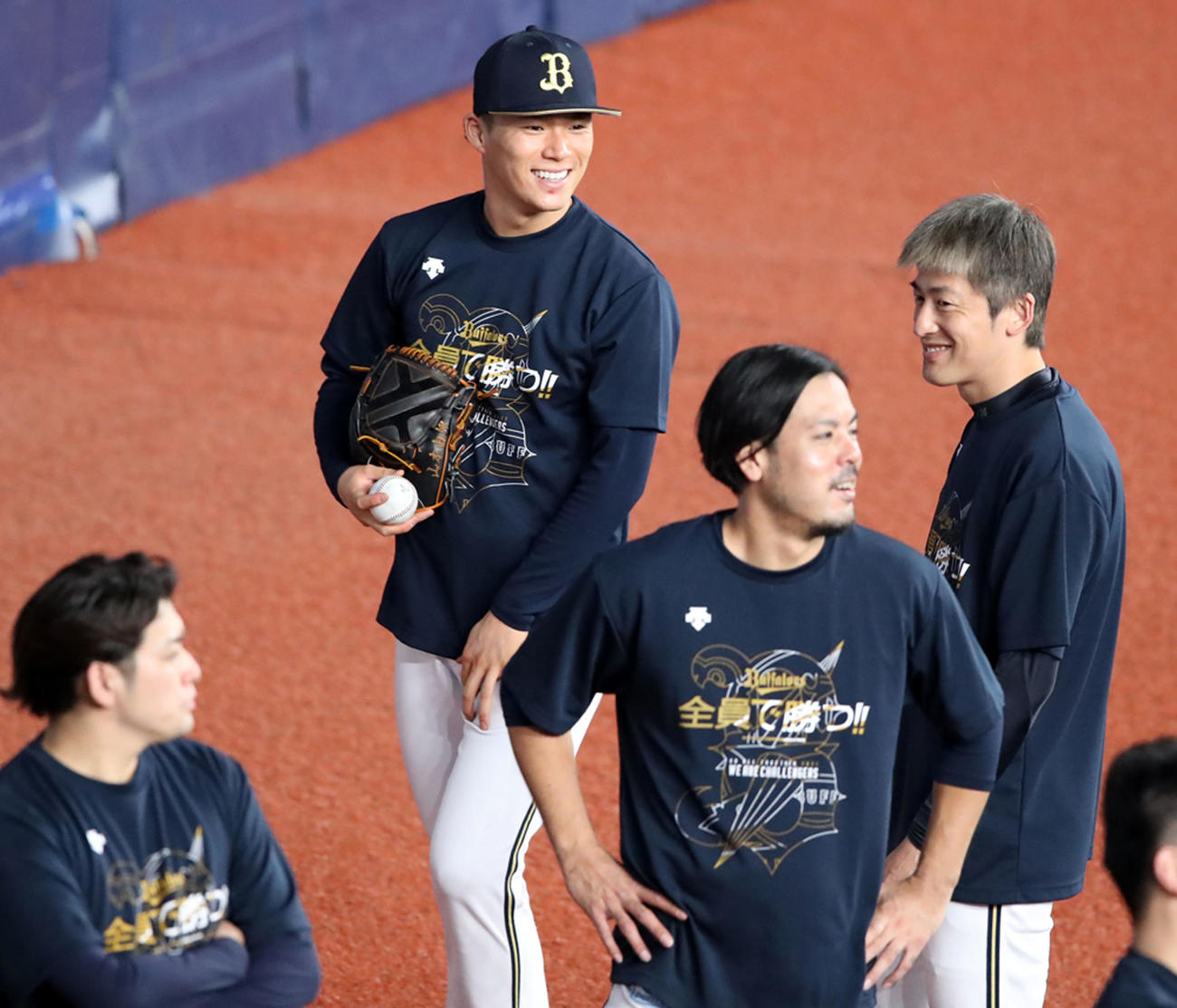 オリックス対ヤクルト　練習中能見（右）と談笑する山本（撮影・加藤哉）