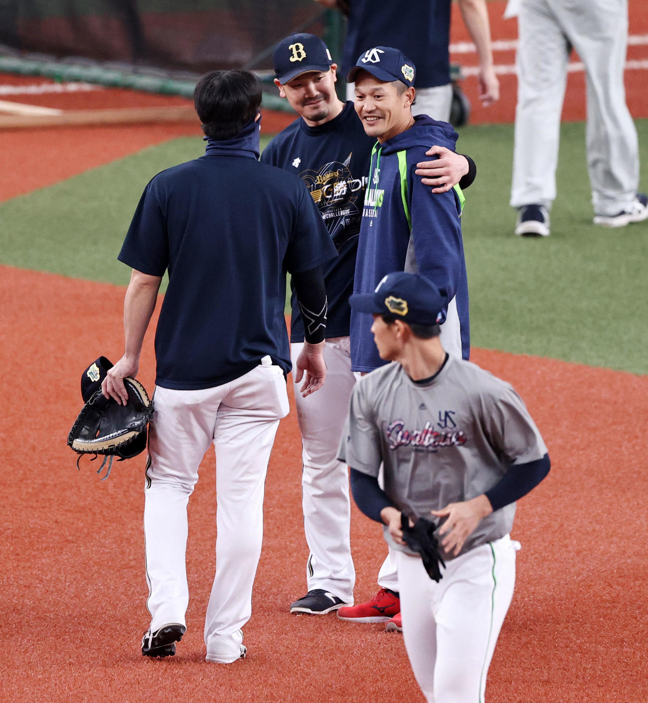オリックス対ヤクルト　坂口（右）とあいさつをかわすT－岡田ら（撮影・加藤哉）