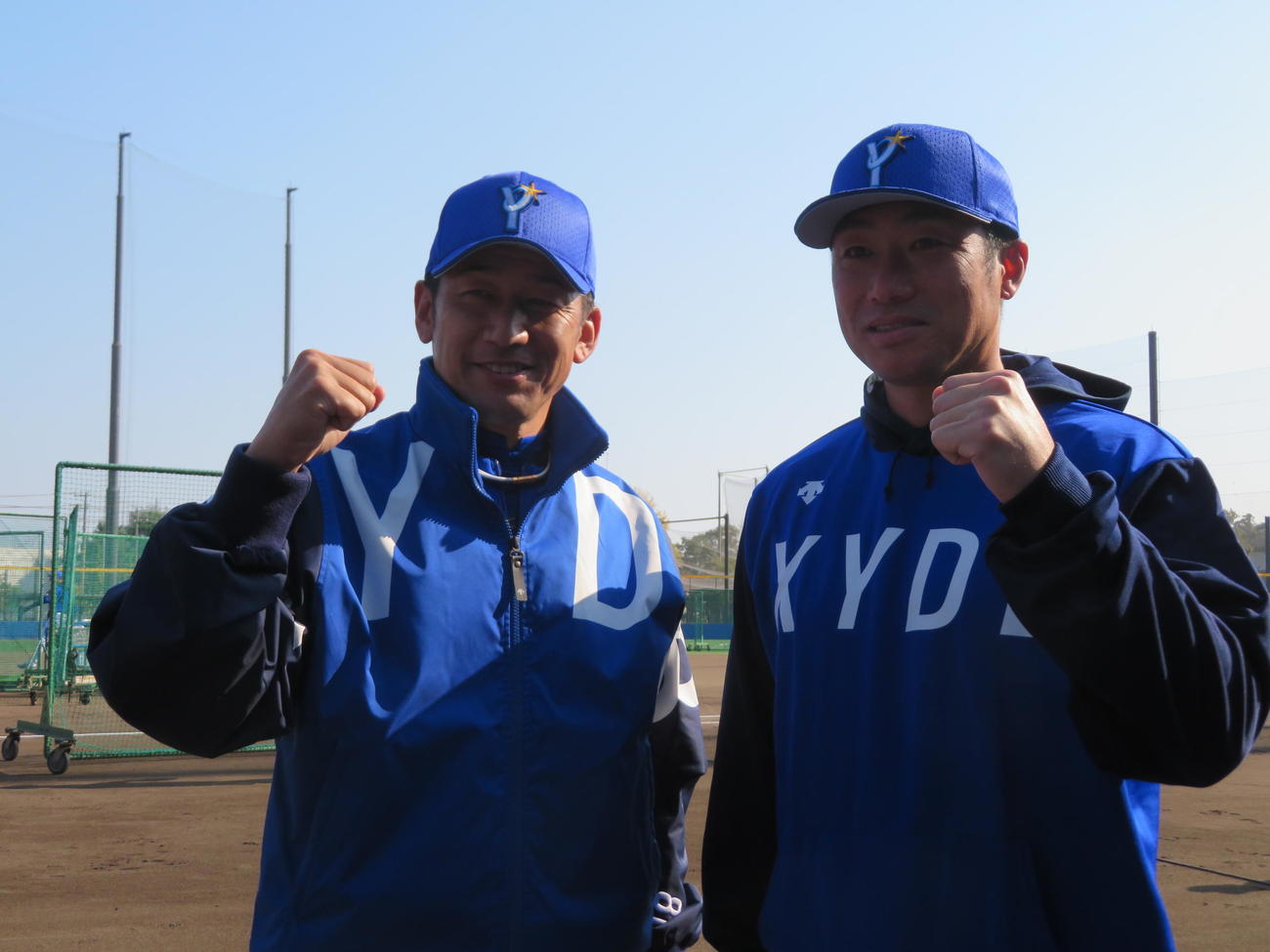 DeNAの秋季トレーニングに合流し、三浦監督（左）と力強くこぶしを握る相川コーチ（撮影・久保賢吾）
