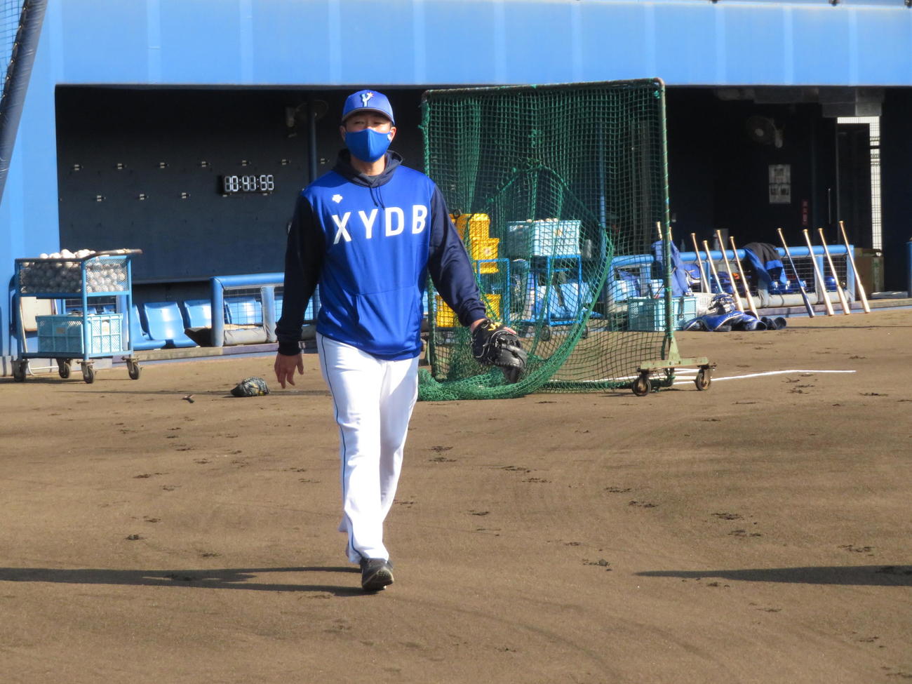 DeNAの秋季トレーニングに合流した相川コーチ（撮影・久保賢吾）