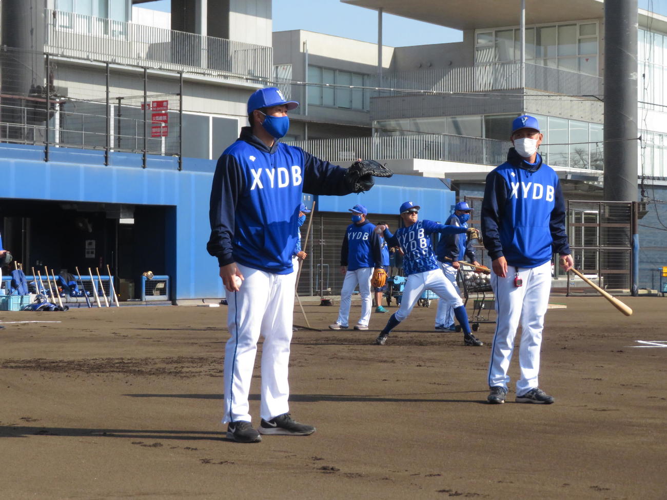 DeNAの秋季トレーニングに合流した相川コーチ（撮影・久保賢吾）