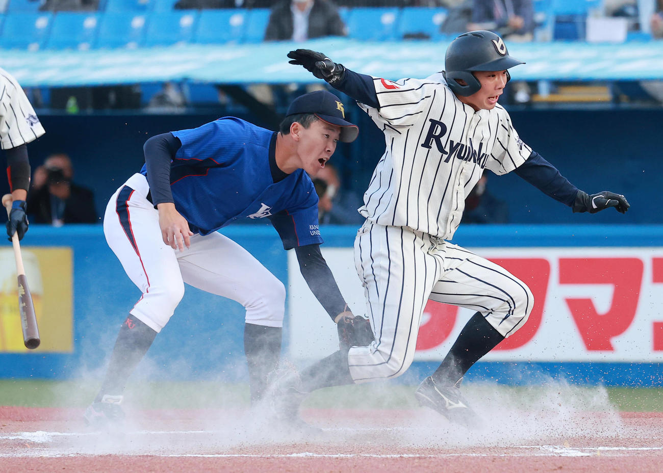 龍谷大対神奈川大　6回表龍谷大2死三塁、暴投の間に生還する中村。左はベースカバーに入る神野（撮影・野上伸悟）