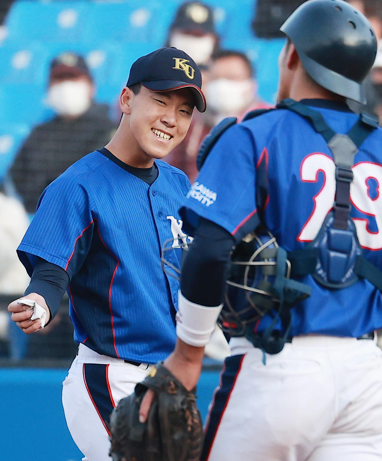 龍谷大対神奈川大　5回表を無失点で終え笑顔の神奈川大・神野（撮影・野上伸悟）