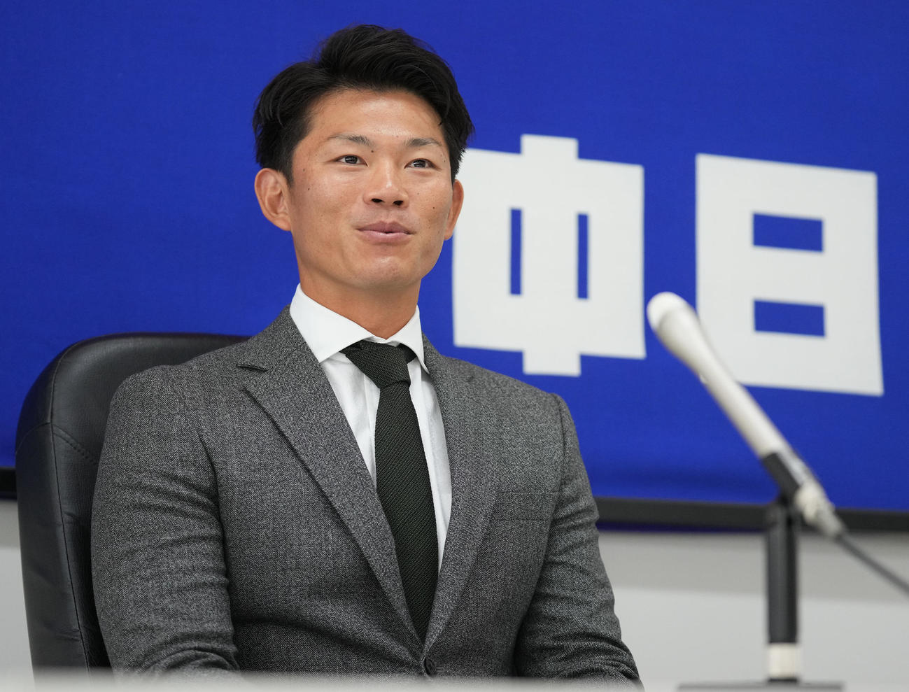 中日契約更改　交渉を終え会見する大野奨（撮影・森本幸一）