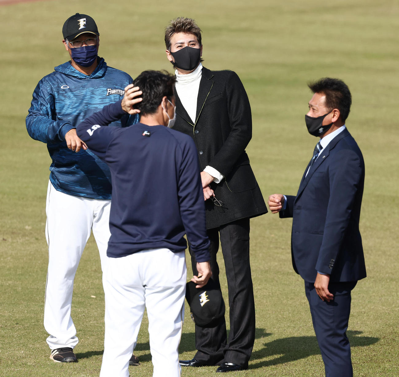 練習中、日本ハム新庄監督（左から3人目）は木田2軍監督（左）と談笑する（撮影・垰建太）