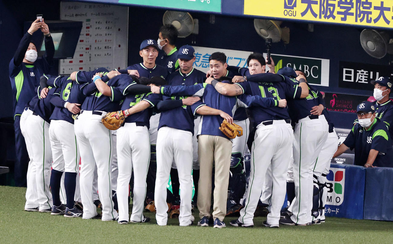 オリックス対ヤクルト　試合前の円陣で声出しする中村（撮影・加藤哉）