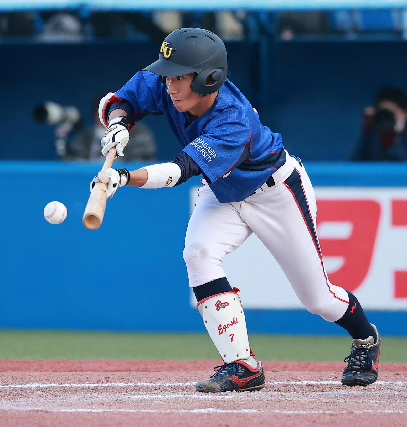 龍谷大対神奈川大　6回裏神奈川大1死二、三塁、一前スクイズを決める渡辺宏（撮影・野上伸悟）