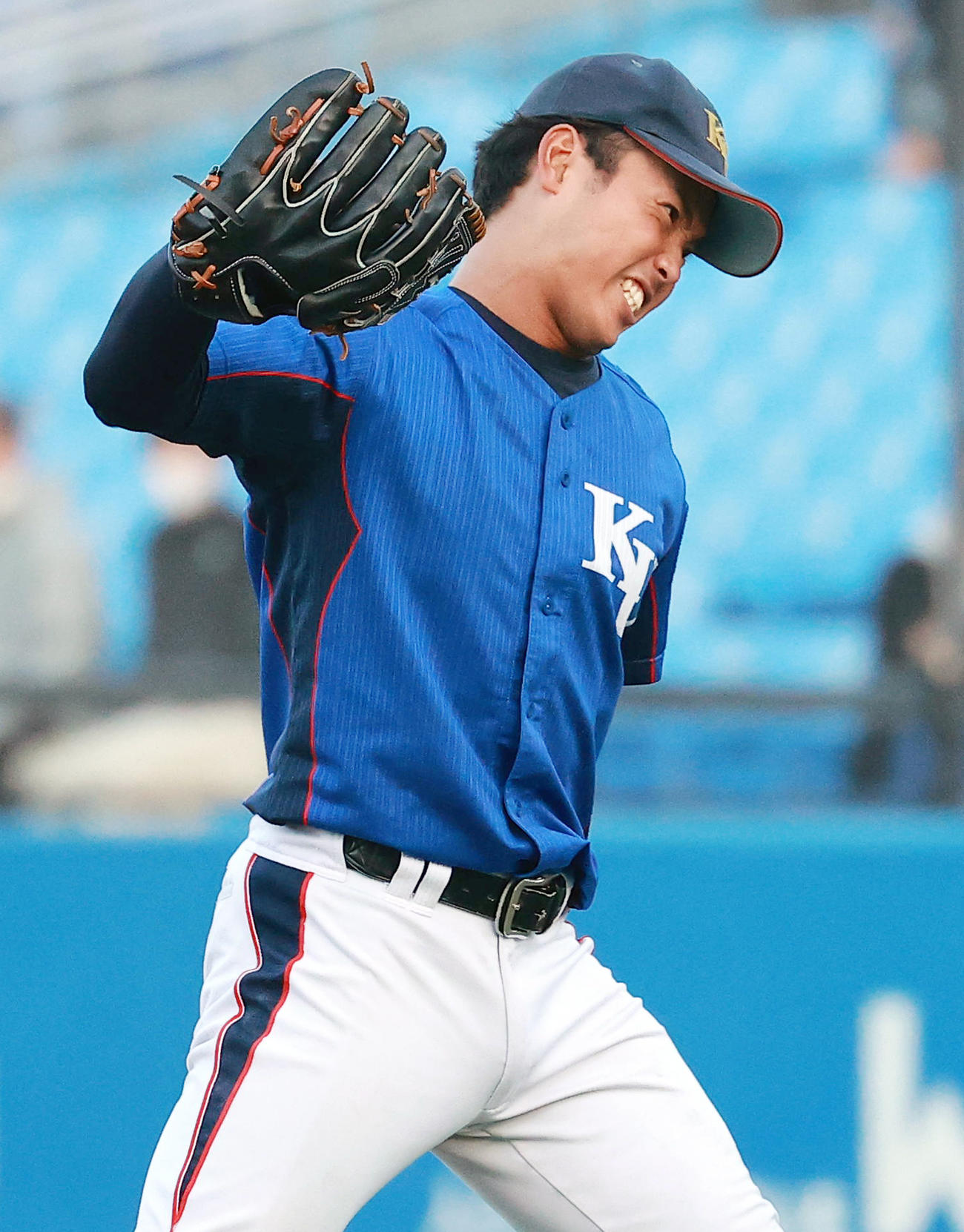 龍谷大対神奈川大　9回表龍谷大2死三塁、内倉を見逃し三振に仕留め喜ぶ神奈川大・前田（撮影・野上伸悟）