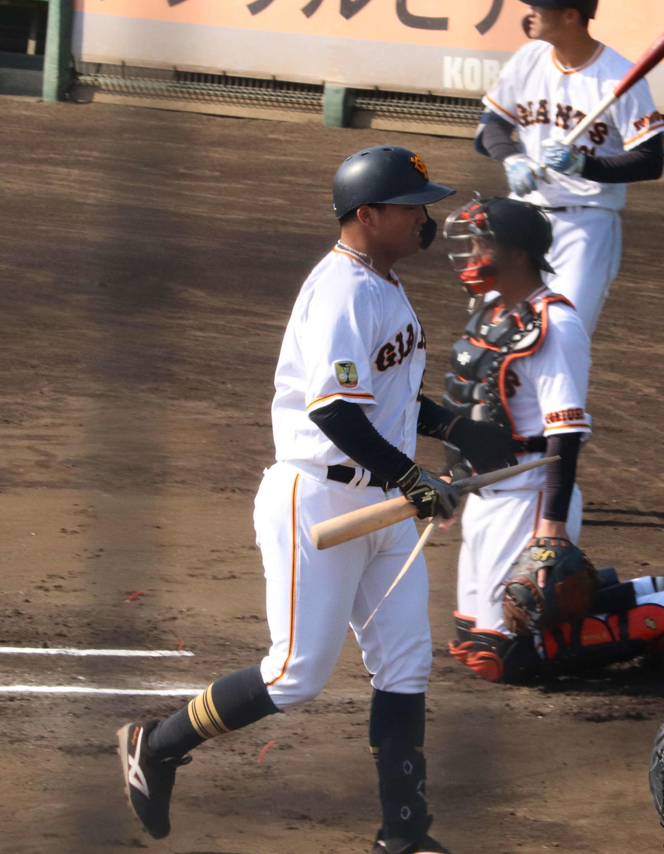 1カ所打撃で巨人山崎伊にへし折られたバットを持つ菊田（撮影・小早川宗一郎）