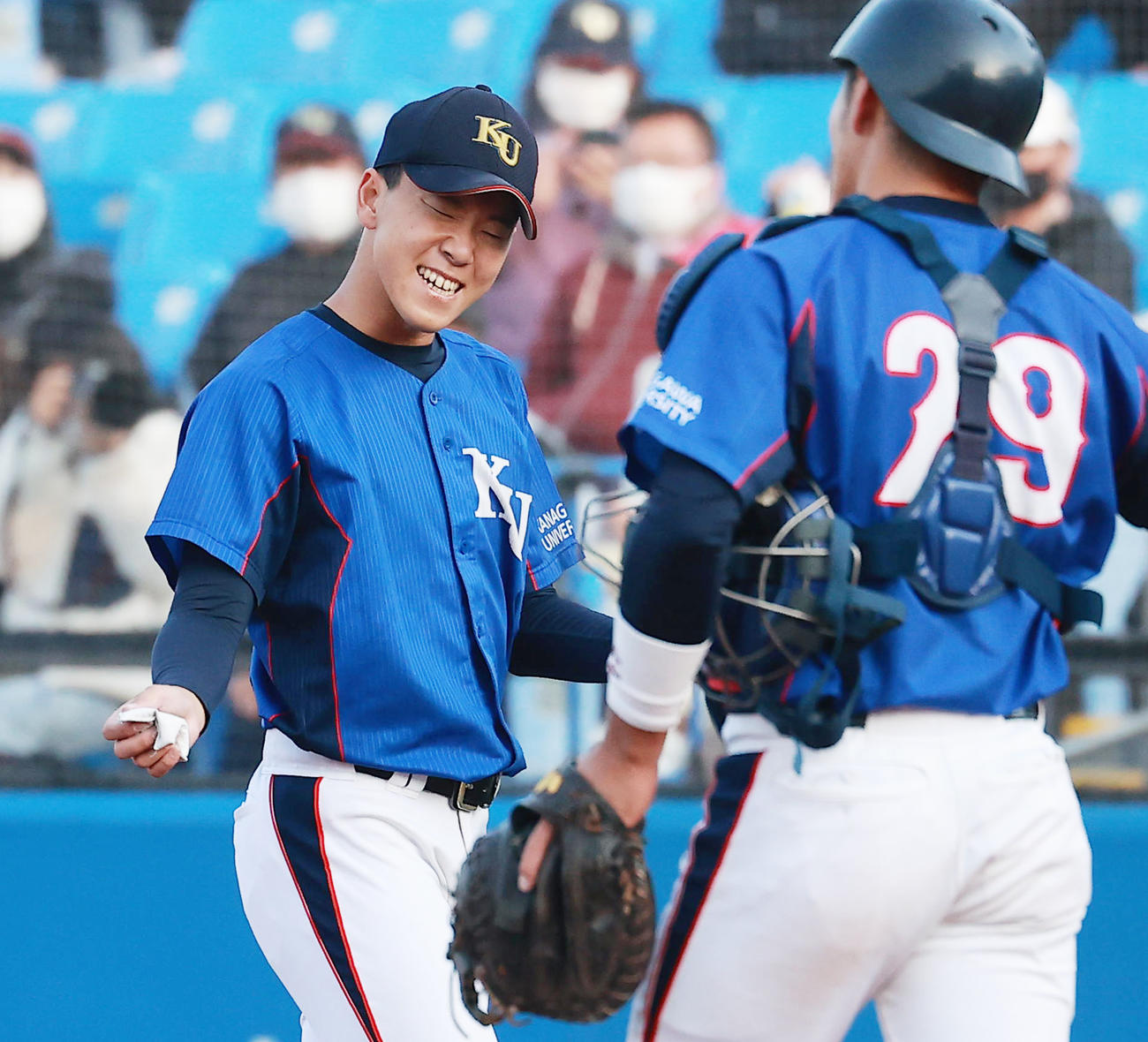 龍谷大対神奈川大　5回表を無失点で終え笑顔の神奈川大・神野（撮影・野上伸悟）