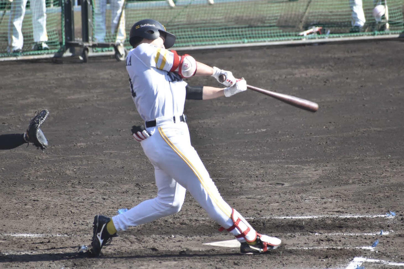 シート打撃で右越え本塁打を放つ栗原（撮影・只松憲）