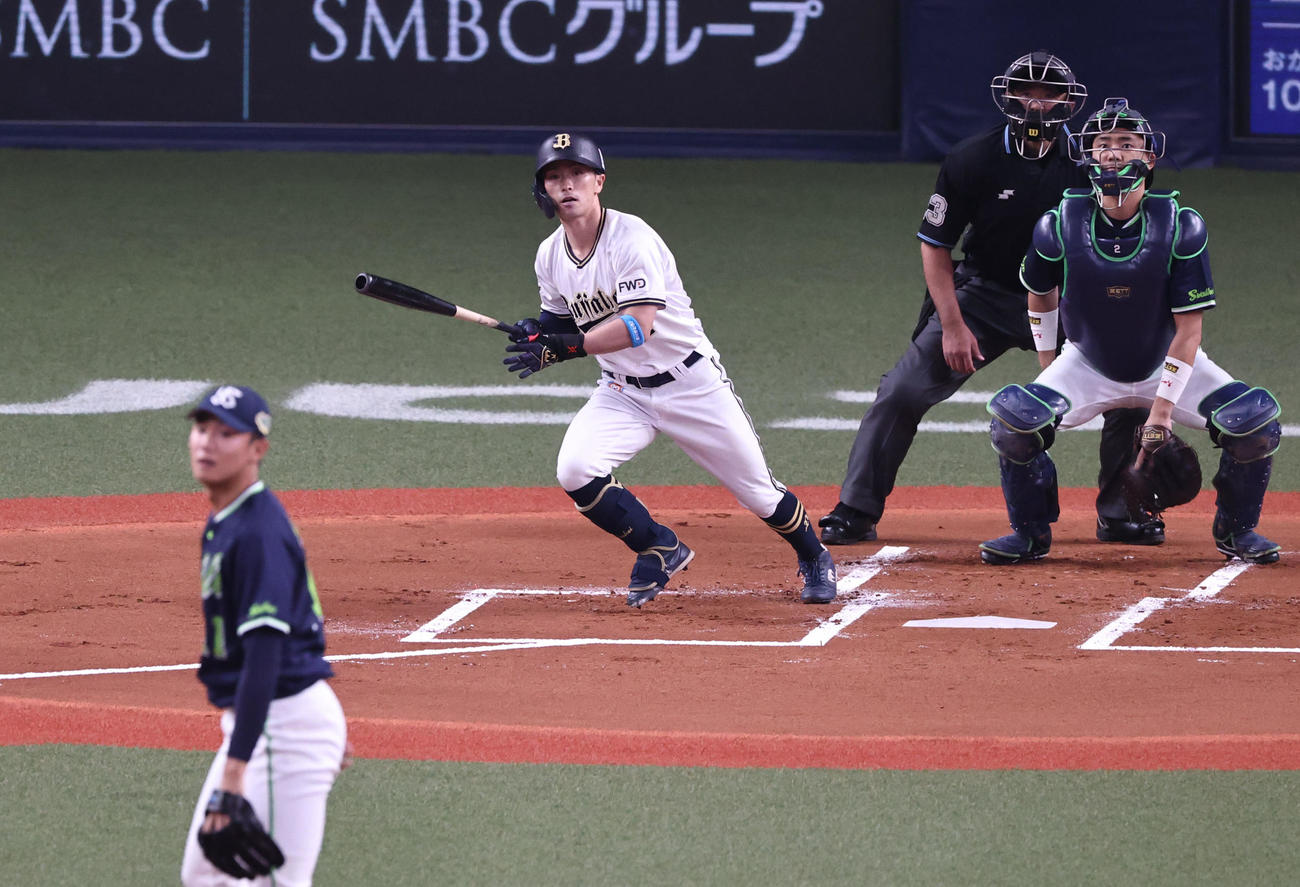 オリックス対ヤクルト　1回裏オリックス無死、福田は中前打を放つ、投手は奥川（撮影・加藤哉）