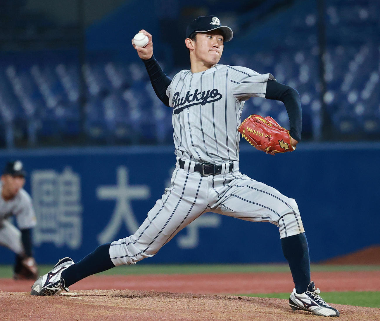 佛教大対近大工学部　力投する佛教大先発の木村（撮影・野上伸悟）