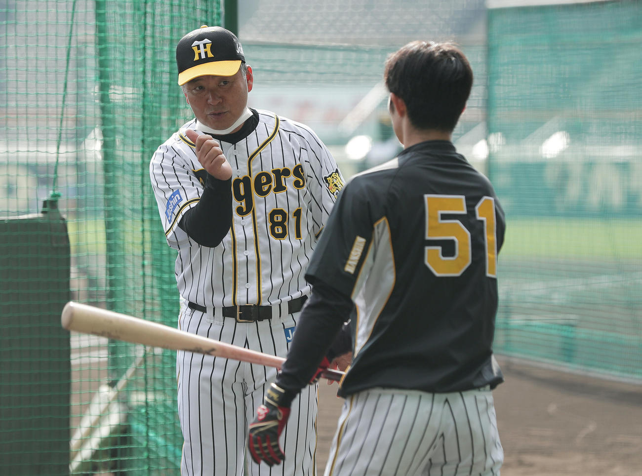 阪神中野（右）を指導する藤井コーチ（撮影・前田充）