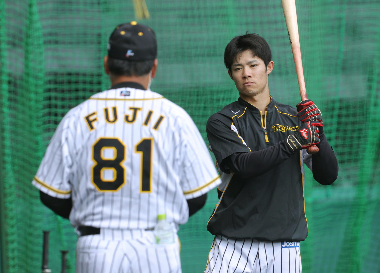 阪神藤井コーチ（左）から指導を受ける中野（撮影・前田充）