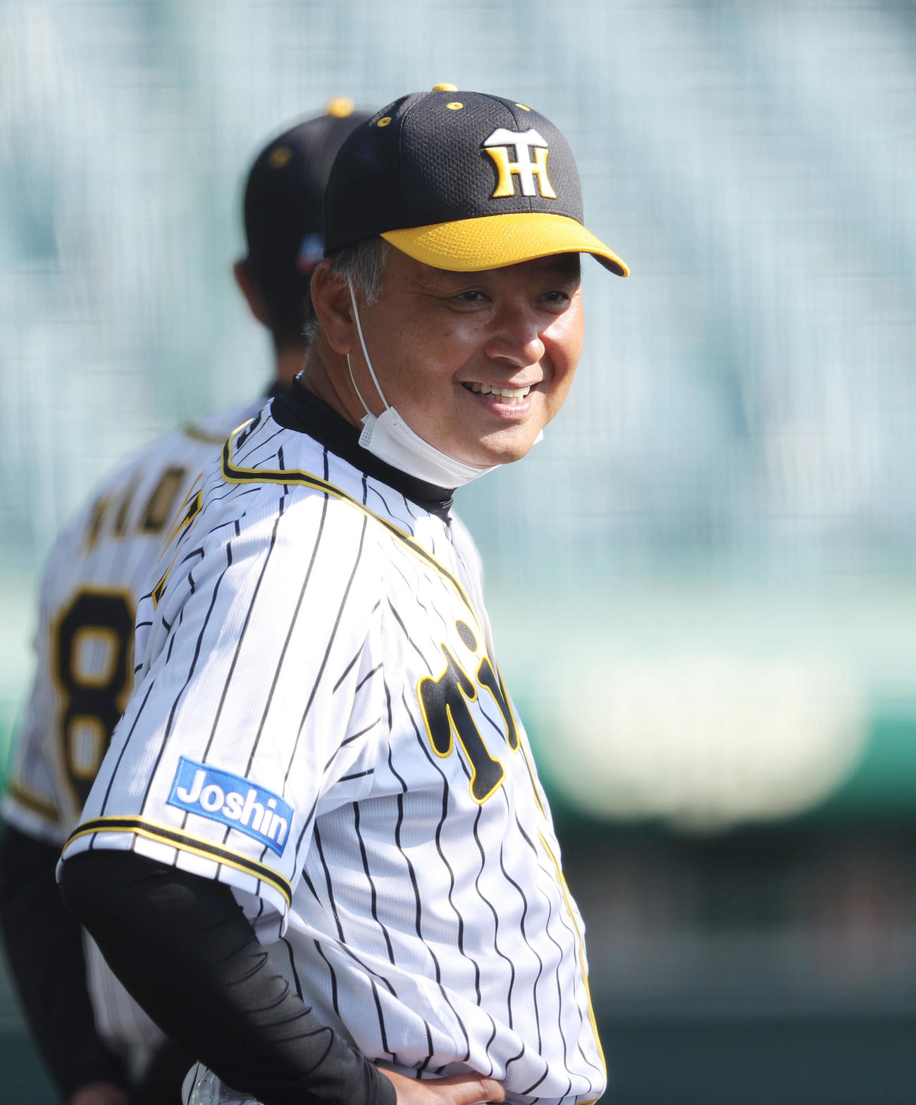 練習を見つめ笑顔を見せる阪神藤井コーチ（撮影・前田充）