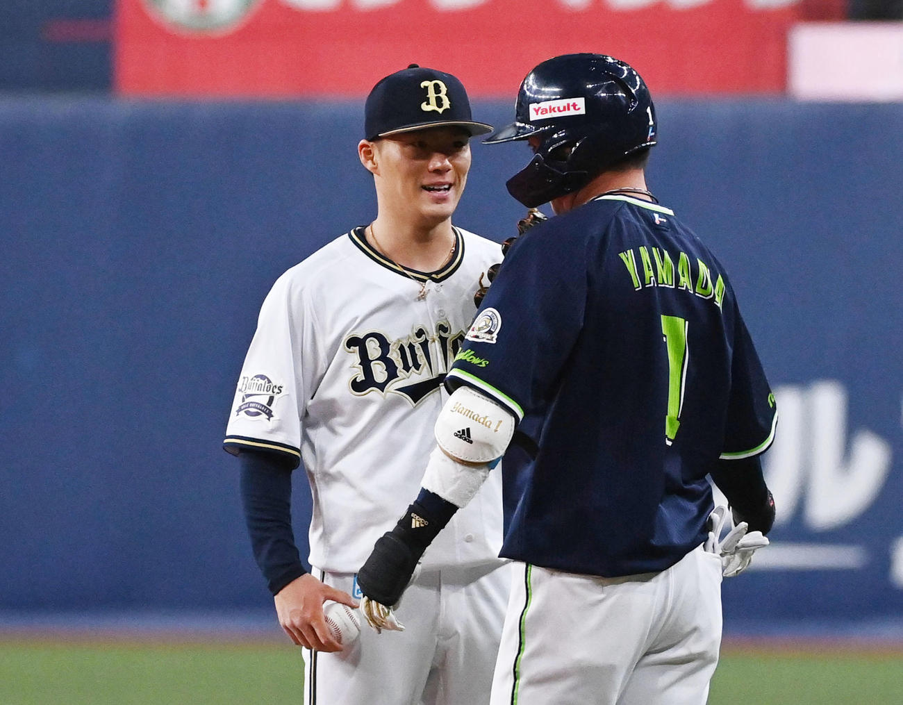 1回表2死、山田を一塁ゴロに打ち取り笑顔を見せるオリックス先発の山本（撮影・前岡正明）