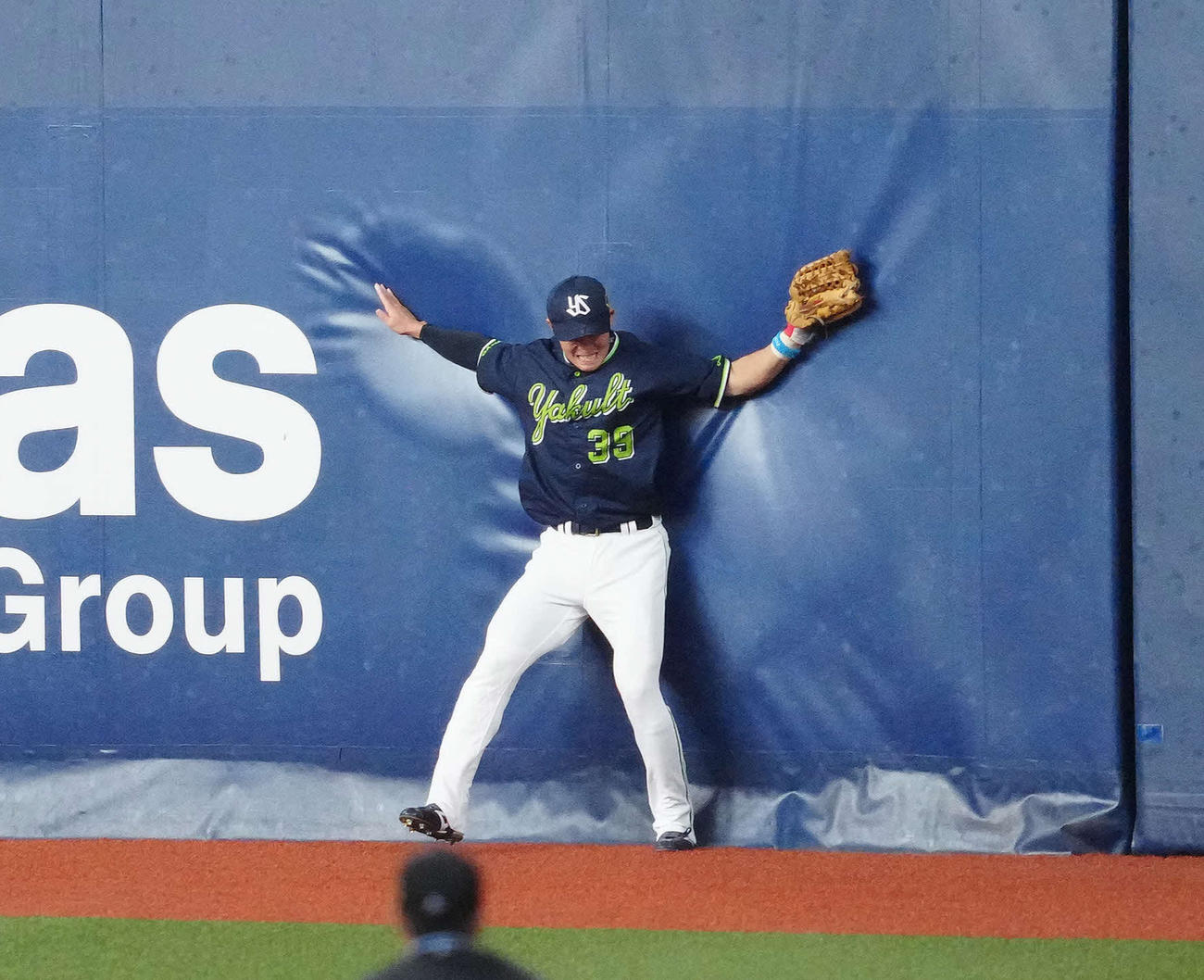 2回裏オリックス2死一、二塁、若月の打球をフェンスにぶつかりながら好捕する宮本（撮影・江口和貴）