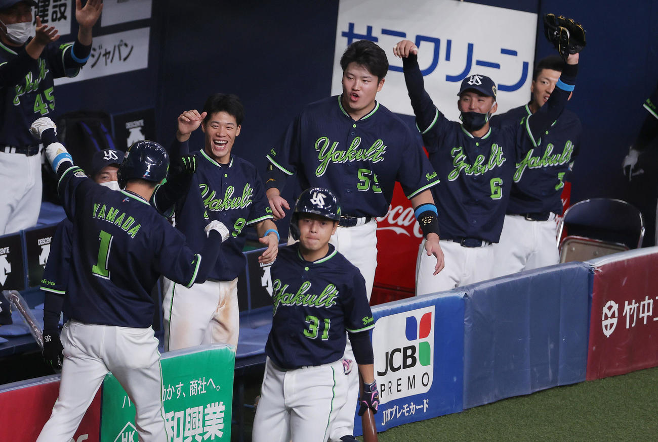 オリックス対ヤクルト　6回表ヤクルト1死一、二塁、中村の中前適時打で先制し、生還した山田を笑顔で迎えるヤクルトナイン（撮影・前田充）