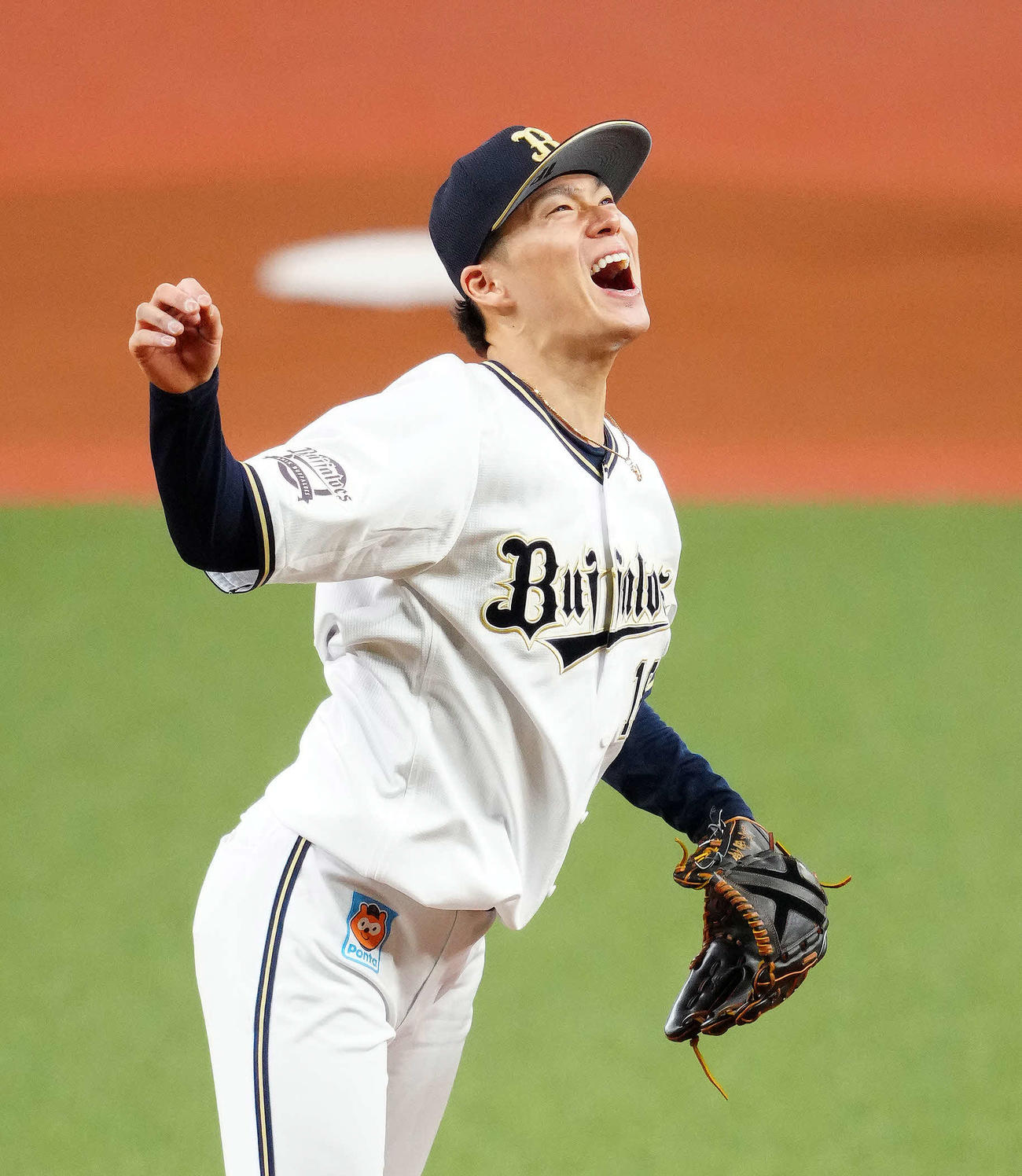 オリックス対ヤクルト　6回表ヤクルト1死一塁、サンタナに四球を与え天を仰ぐ山本（撮影・江口和貴）