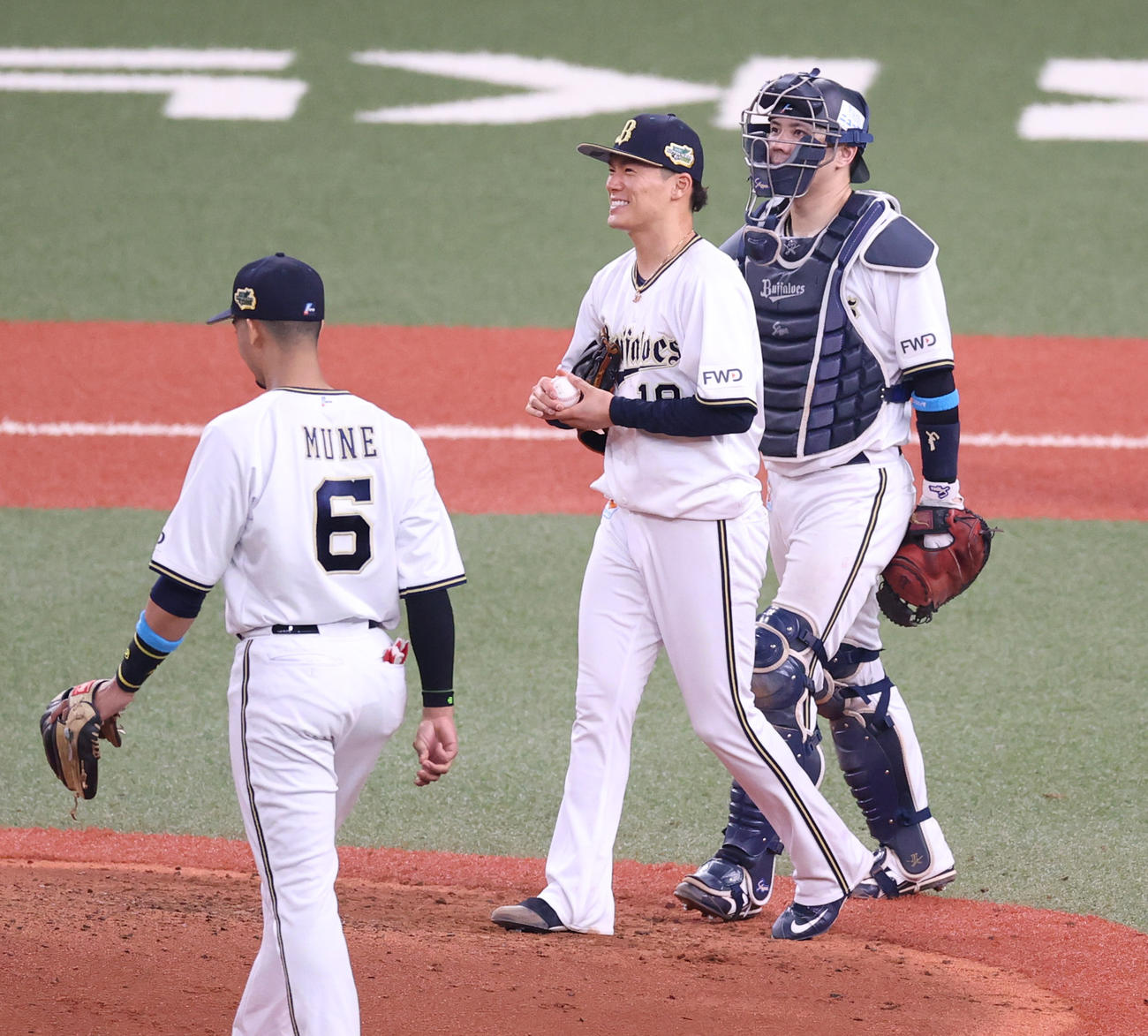 オリックス対ヤクルト　6回表ヤクルト1死一、二塁、四球2つでピンチを招きマウンドに集まるオリックス山本（中央）（撮影・清水貴仁）