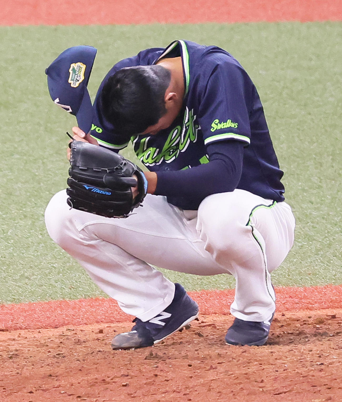 7回裏オリックス1死、モヤに本塁打を浴びがっくりとしゃがみ込む奥川（撮影・足立雅史）