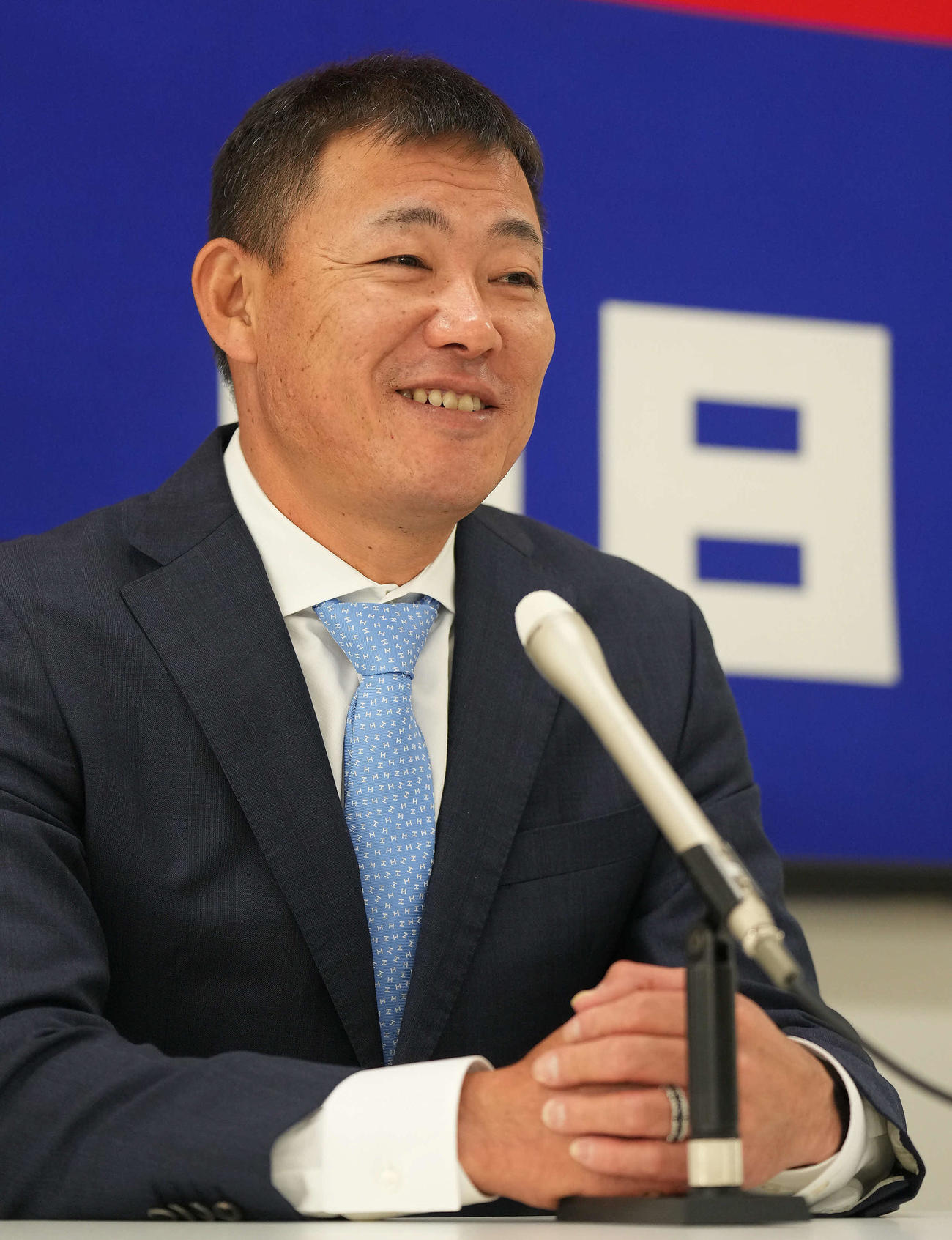 契約更改を終え明るい表情で会見する福留（撮影・森本幸一）