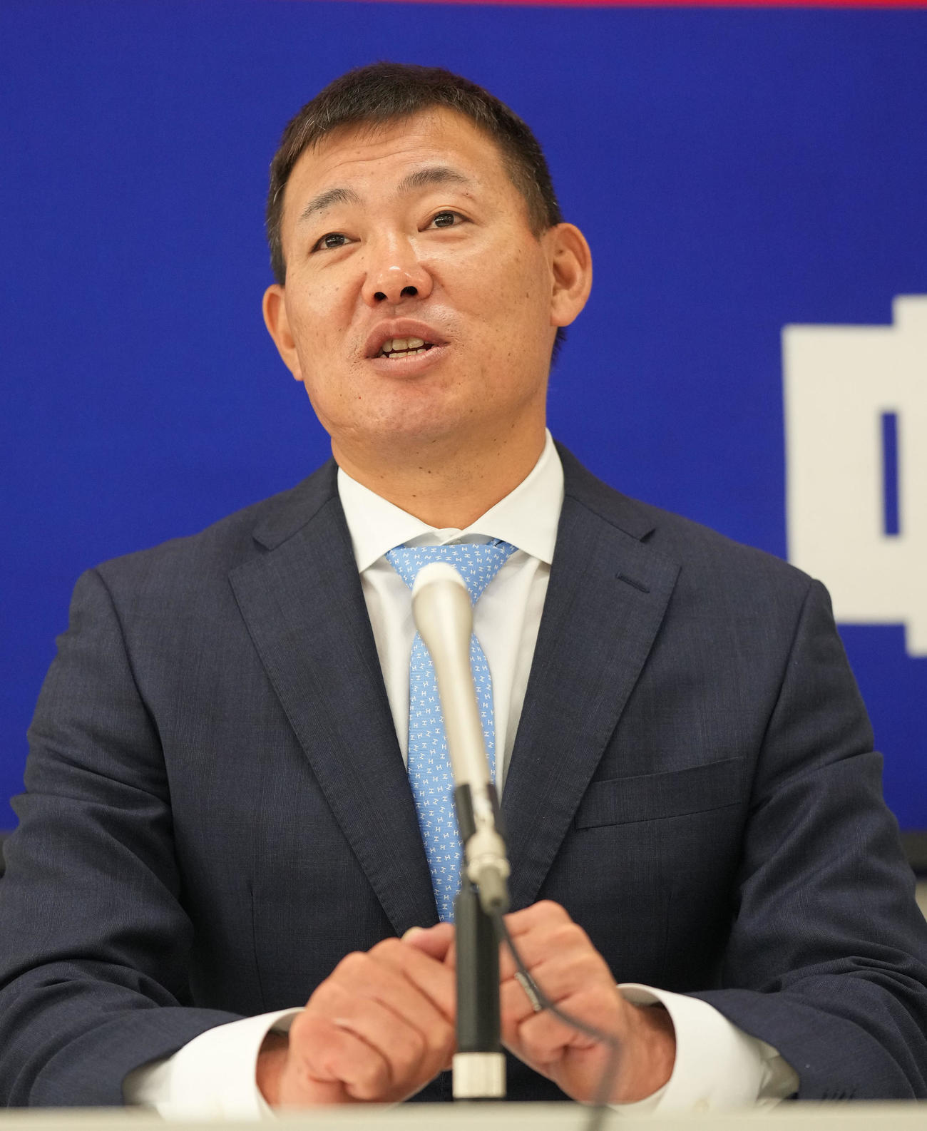 中日契約更改　交渉を終え会見する福留（撮影・森本幸一）