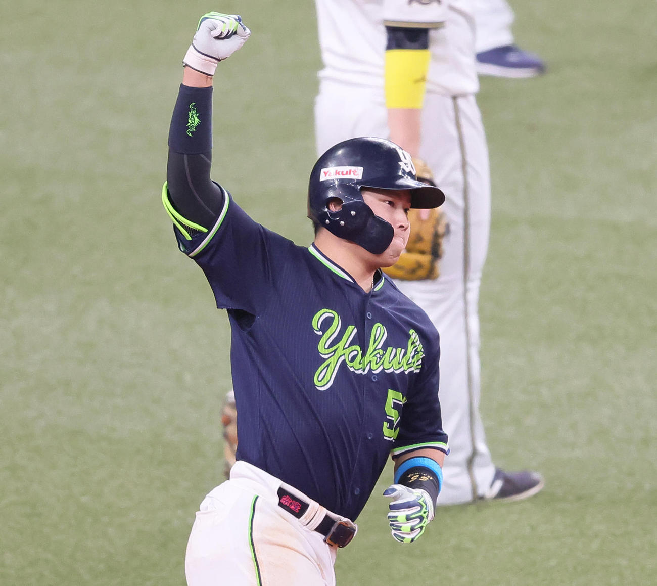 オリックス対ヤクルト　8回表ヤクルト無死一塁、村上は2点本塁打を放ちガッツポーズ（撮影・足立雅史）