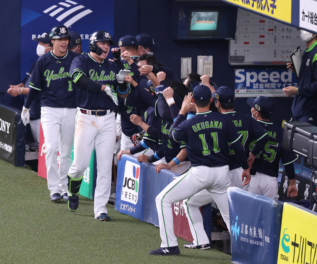 オリックス対ヤクルト　8回表ヤクルト無死一塁、中越え2点本塁打を放ちナインとタッチする村上（撮影・清水貴仁）