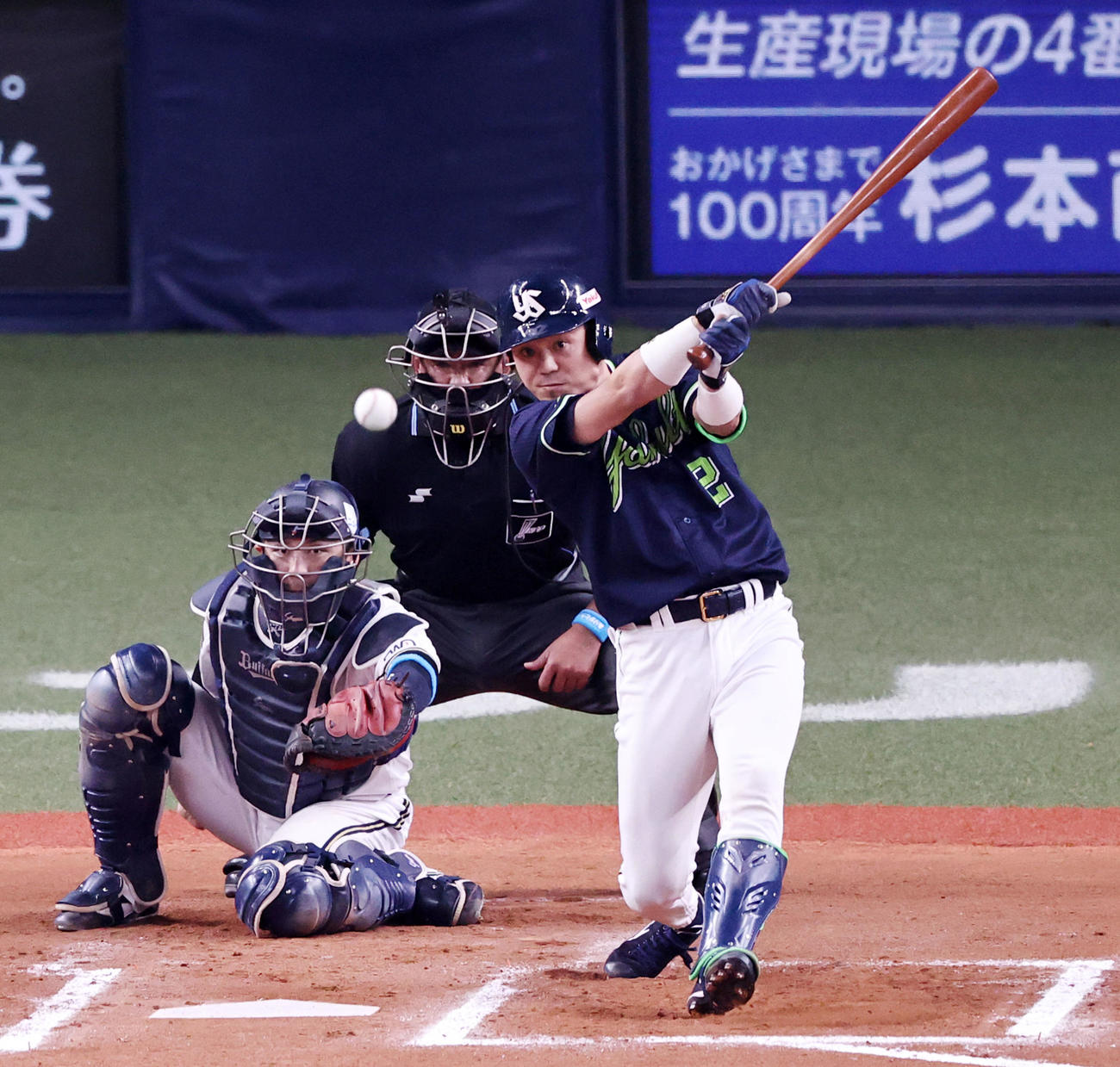 オリックス対ヤクルト　6回表ヤクルト1死一、二塁、先制の中前適時打を放つ中村（撮影・加藤哉）