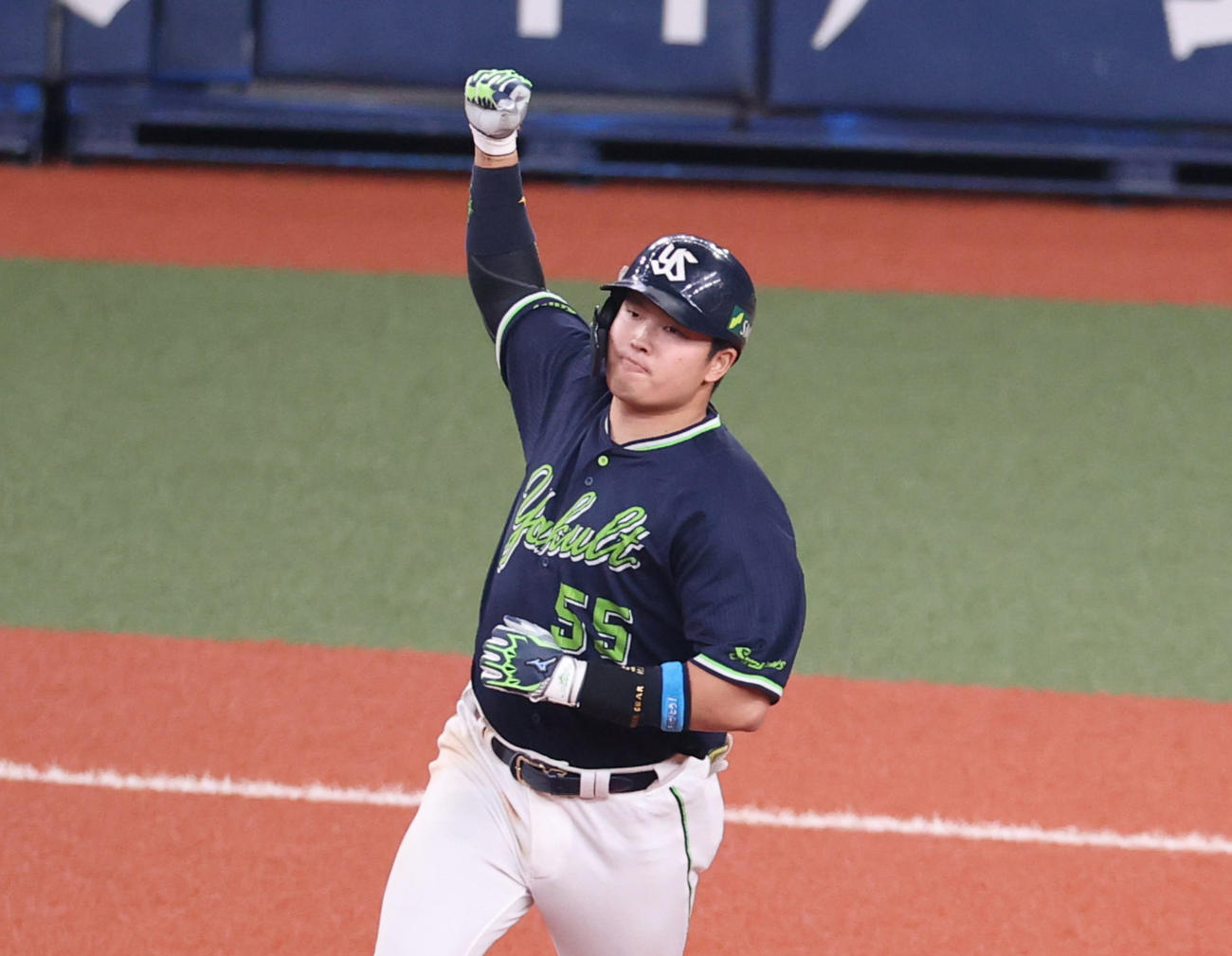 オリックス対ヤクルト　8回表ヤクルト無死一塁、中越え2点本塁打を放ちガッツポーズの村上（撮影・清水貴仁）
